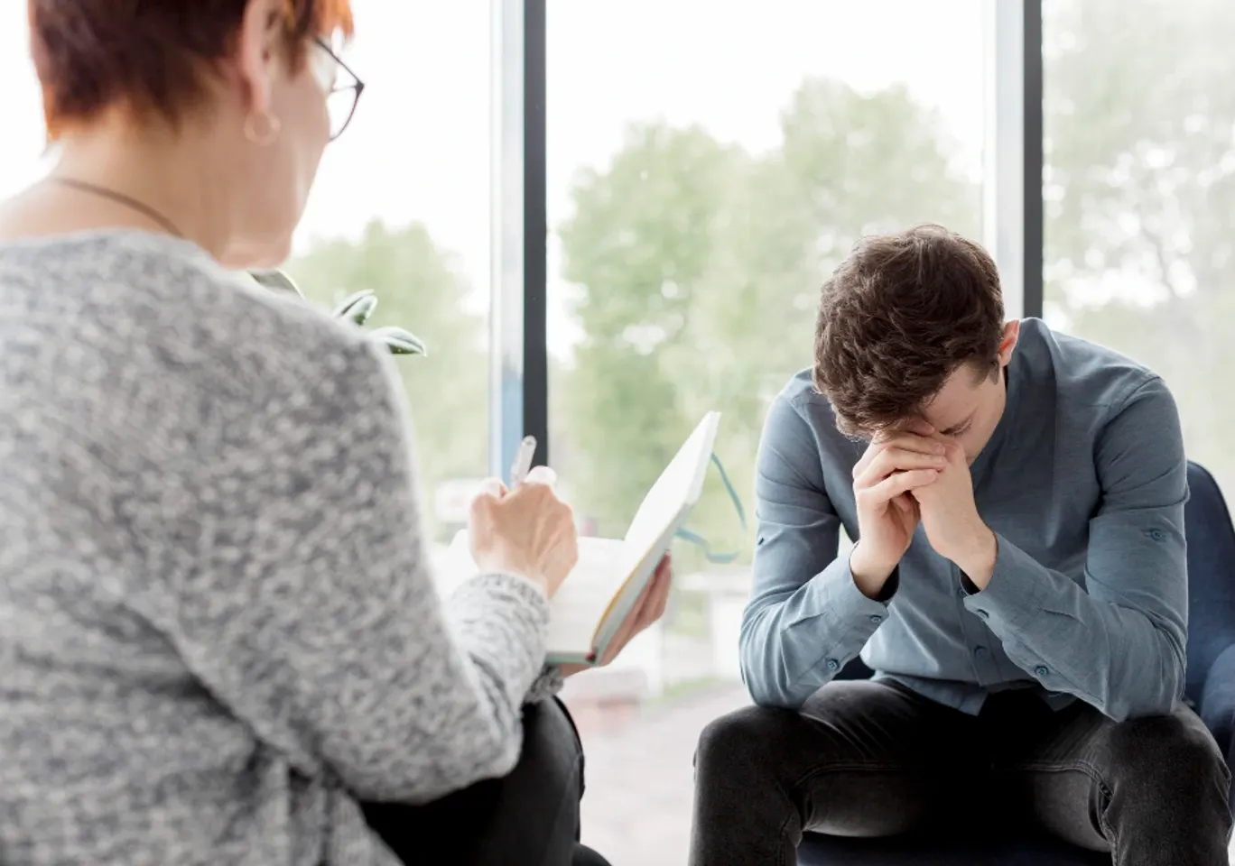 Uzależnienia behawioralne Suwałki: konsultacja u terapeuty przy oknie