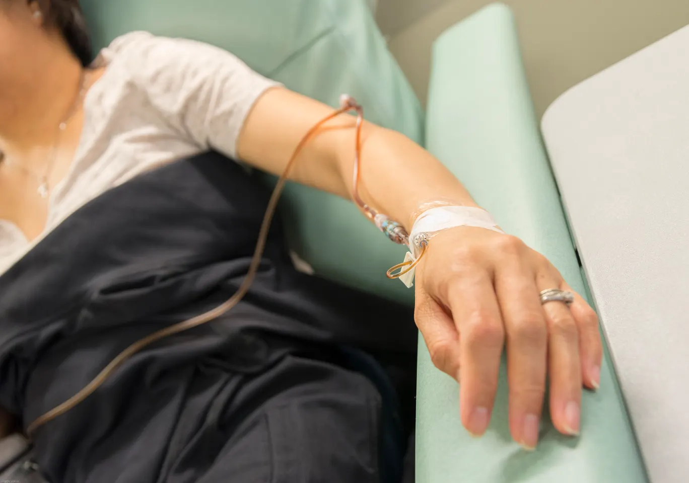 Kroplówki witaminowe Ełk: ręka z podłączoną linią infuzyjną w trakcie zabiegu