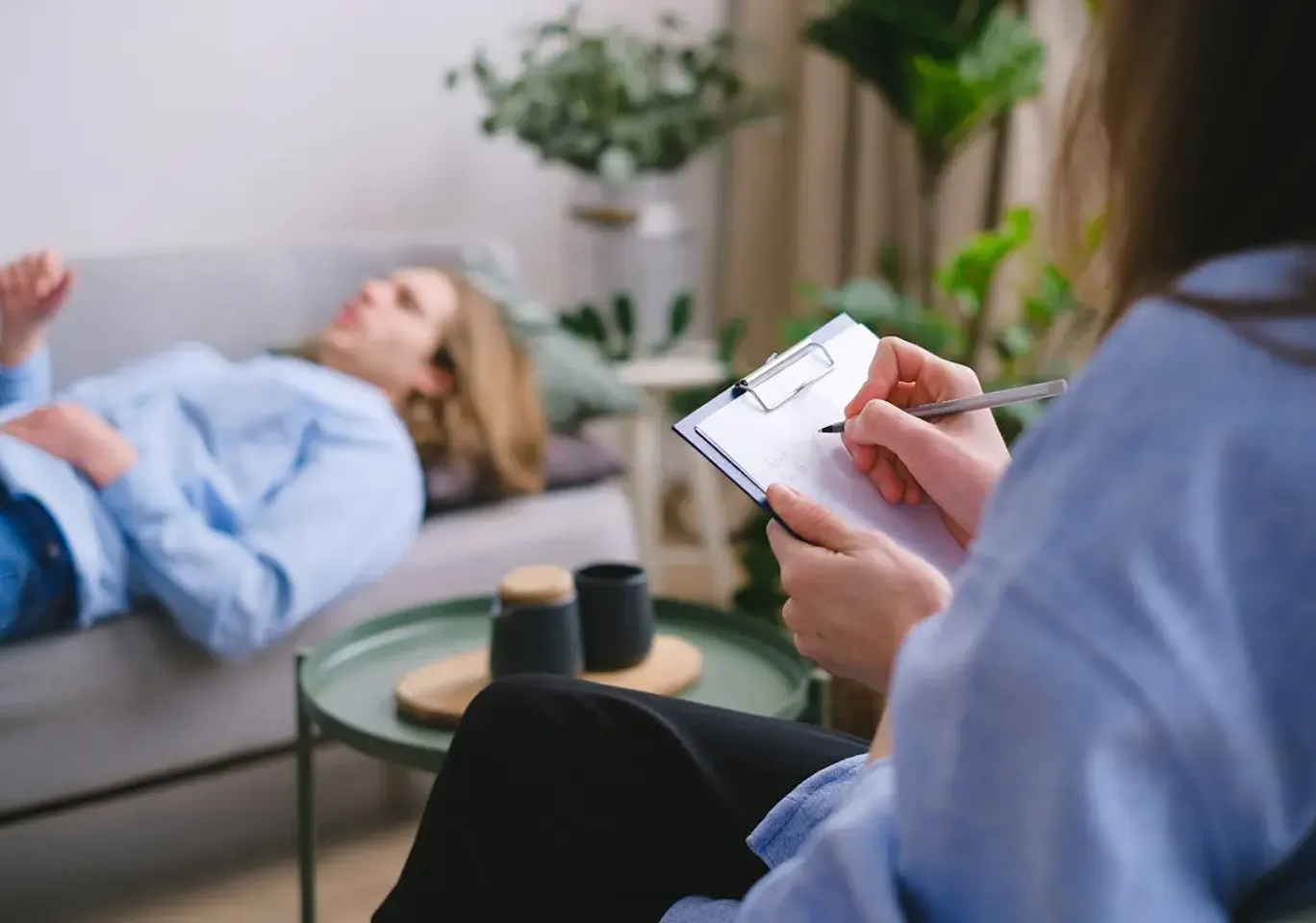 Uzależnienia behawioralne Suwałki: sesja terapeutyczna na kozetce