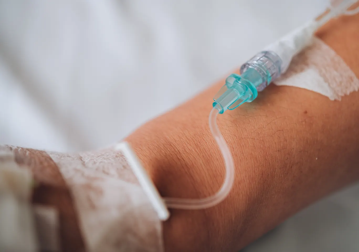 Kroplówki witaminowe Augustów: wenflon oklejony na przedramieniu podczas wlewu